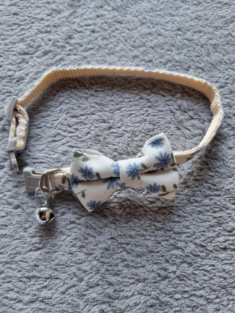 Collier fleuri bleu