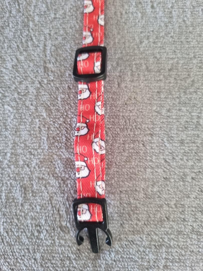 Collier avec un Nœud Papillon de Noël pour Chat – Rouge Motif Père Noël - Miniature 6
