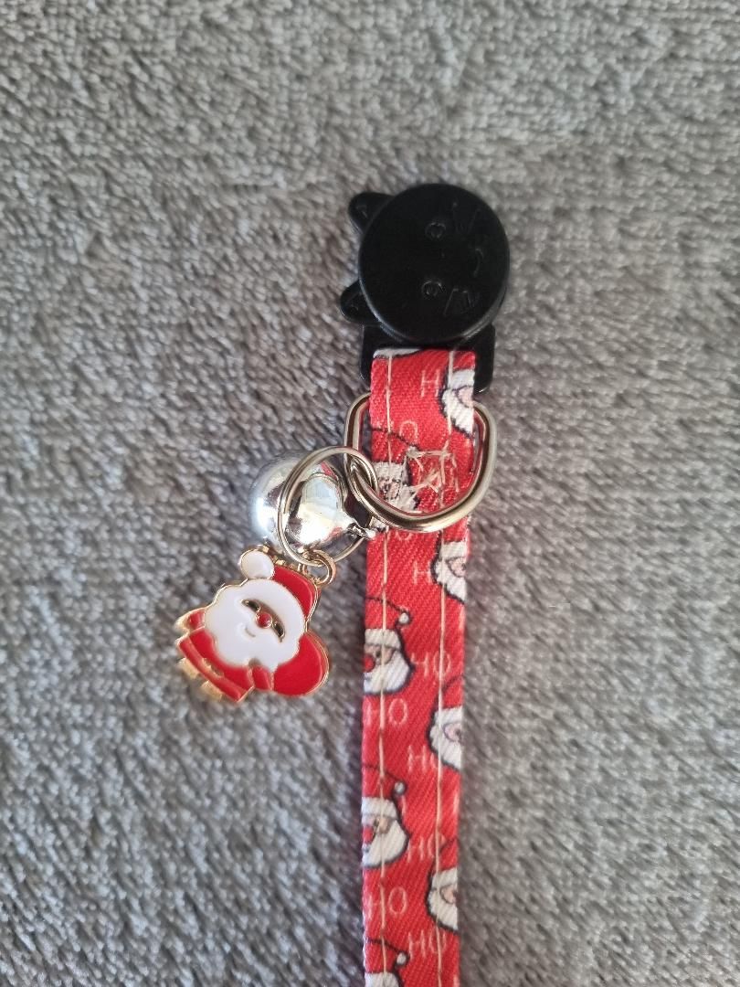 Collier avec un Nœud Papillon de Noël pour Chat – Rouge Motif Père Noël - Miniature 5