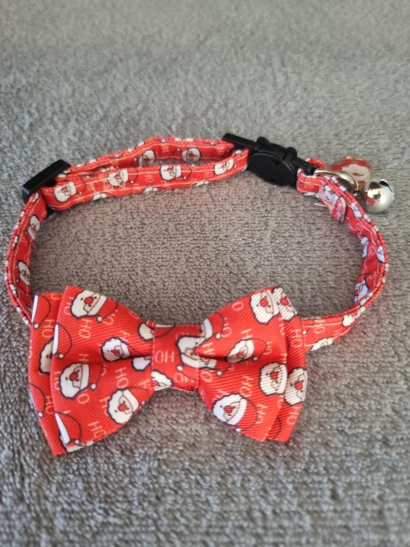 Collier avec un Nœud Papillon de Noël pour Chat – Rouge Motif Père Noël - Miniature 3